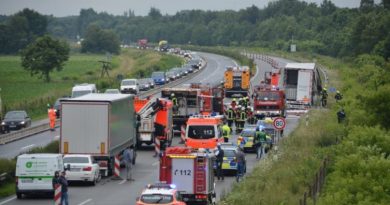 Meppen/Twist -Brennender Gefahrguttransporter auf der Autobahn - Fahrer verletzt Foto: NordNews.de Übersicht2