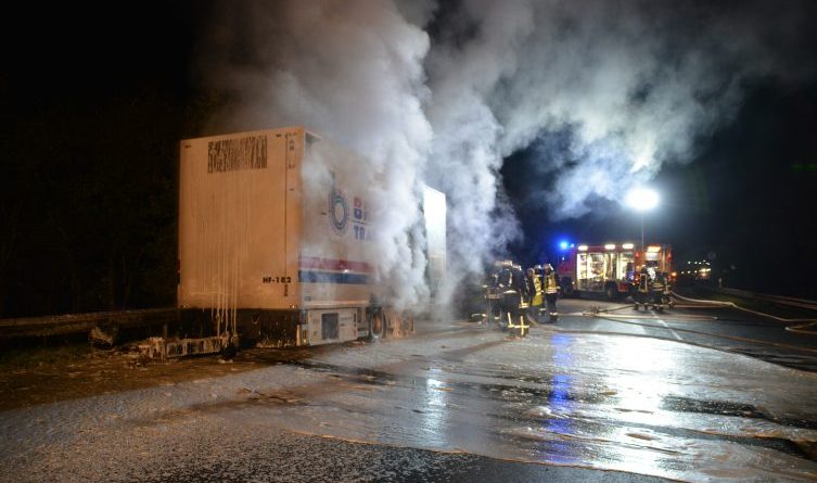 Meppen - Lkw-Anhänger brennt auf B 402 - Am Schlagbaum / Dürenkämpe Foto: NordNews Übersicht3