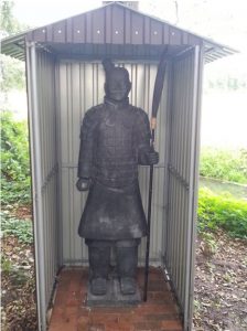 Nordhorn Aktuell - Chinesischer Xi’an Krieger von Teichgrundstück am Stubbenbrooksdiek gestohlen
