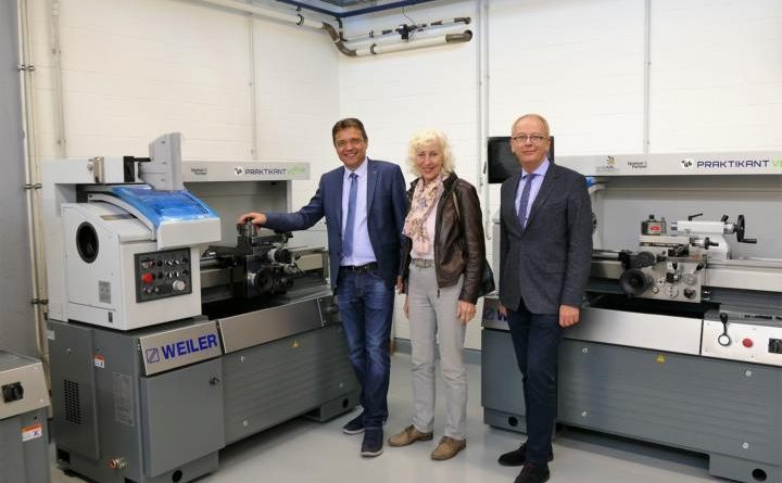 Schulleiter Peter Diekmann zeigt der stellv. Landrätin Margret Berentzen und dem Ersten Kreisrat Martin Gerenkamp (v. l.) die modernen Geräte, die eine Ausbildung nah am Bedarf der emsländischen Wirtschaft ermöglichen. (Foto: Landkreis Emsland)
