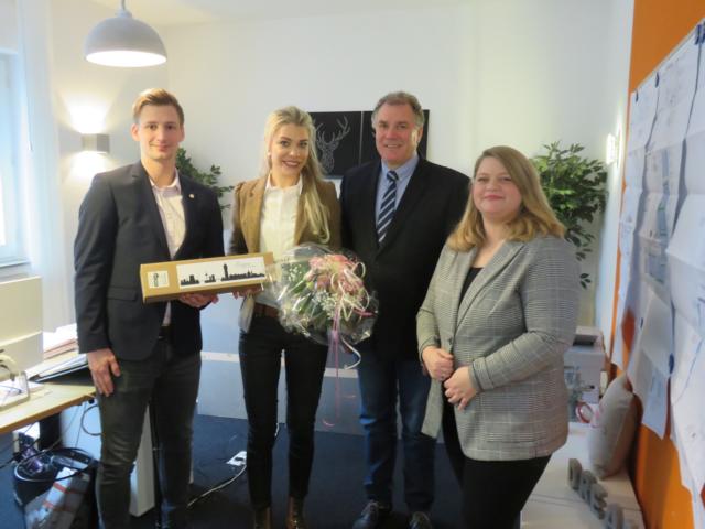 Jonas Berger von der Wirtschaftsförderung (li.) und Ortsbürgermeister Manfred Schonhoff gratulieren der Jungunternehmerin Jana K. Doijen (2. v. li.) und ihrer Mitarbeiterin zur Neueröffnung. Foto: Stadt Lingen