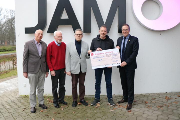 Tilman Stürmer, 1. Vorsitzender Familienverband Kreisverband Nordhorn/Grafschaft Bentheim, Alfons Altmeppen und Emil Klünder, ehemaliger Vorstand DFV Emsland, überreichten Stadtjugendpfleger Karsten Streeck und Bürgermeister Helmut Knurbein den Spendenscheck. Foto: Stadt Meppen