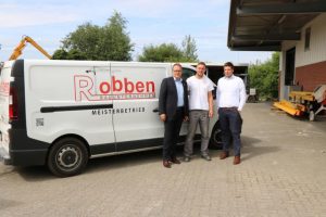 Bürgermeister Helmut Knurbein (links) und Wirtschaftsförderer Alexander Kassner (rechts) beglückwünschten Nico Robben (Mitte) zur Auszeichnung mit dem Gründerpreis Nordwest 2019. Foto: Stadt Meppen