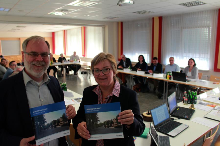 Im Ortsrat wurde in der vergangenen Woche die neue Info-Broschüre zum Sanierungsgebiet „Aschendorf Zentrum“ durch Papenburgs Stadtbaurat Jürgen Rautenberg und Ortsbürgermeisterin Marion Terhalle vorgestellt. Foto: Stadt Papenburg