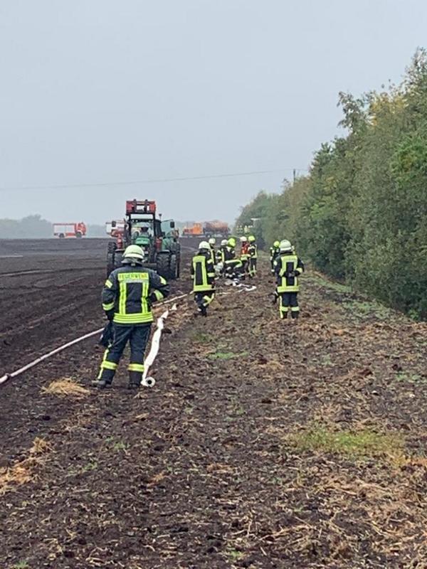 Große Kraftanstrengung erforderte der Einsatz auf dem Moorboden von den Feuerwehrkräften. Foto: Lambert Brand