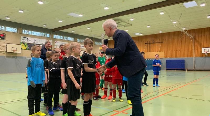 Siegerehrung der F und D-Junioren durch Hartmut Bruns. In schwarz die JSG HFS (Hebelermeer/ Fehndorf/ Schönighsdorf), in blau die JSG Rütenbrock/Erika-Altenberge, in rot der FC Wesuwe, in grün die Eintracht Emmeln. Foto: Stadt Haren (Ems).