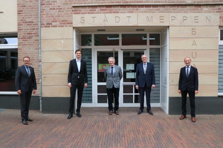 (v. l.) Bürgermeister Helmut Knurbein, Enno Westrup, Dieter, Müller, Erster Stadtrat Bernhard Ostermann und Ratsvorsitzender Richard Dickmann. Foto: Stadt Meppen