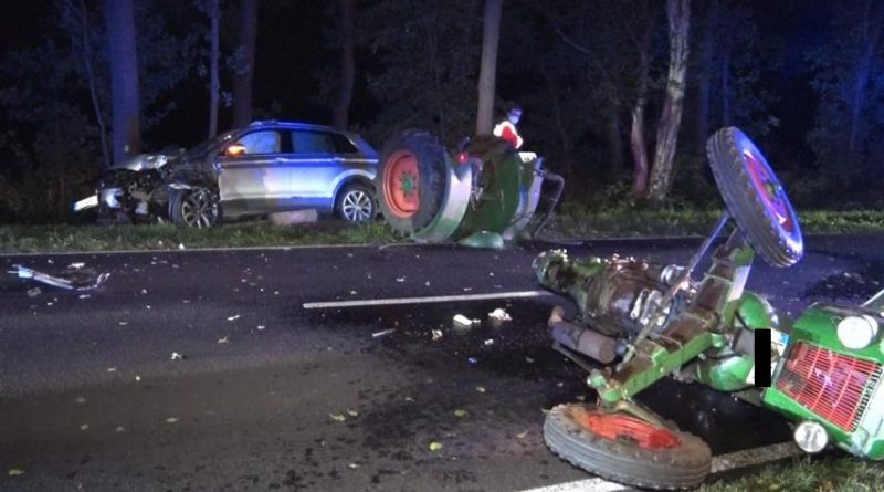 Geeste - Oldtimer - Trecker bei Verkehrsunfall in zwei Teile zerrissen - Foto: NordNews.de
