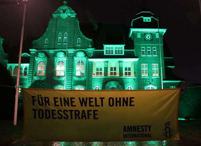 Gemeinsam mit der Stadt Papenburg ist auch immer Amnesty International Papenburg begleitend bei der Aktion „Städte für das Leben – Städte gegen die Todesstrafe“ am 30. November dabei. Foto: Stadt Papenburg