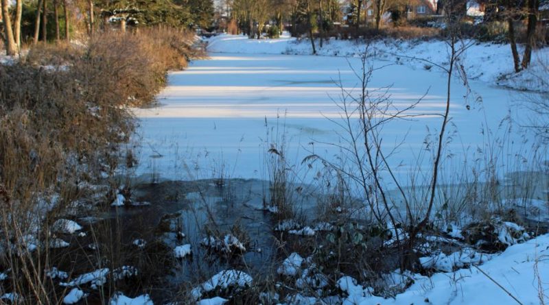 Feuerwehr warnt vor dem Betreten der Eisflächen - Dauerfrost birgt Gefahren. Fotos: Feuerwehrverband Altkreis Meppen e. V., Jens Menke