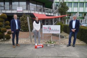 Ortsbürgermeister Werner Hartke (rechts) und Jonas Berger von der Wirtschaftsförderung der Stadt Lingen begrüßten Britta Jansen mit ihrem neuen ambulanten Pflegedienst „Meine PflegeHelden“ im Lingener Ortsteil Darme. Foto: Stadt Lingen