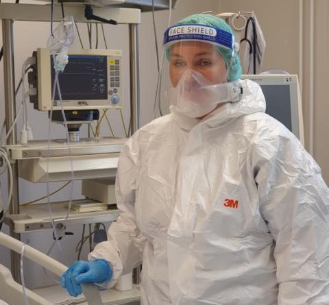 In Vollschutz und mit neuer Atemschutzmaske versorgt Sandra Fürup, Gesundheits- und Krankenpflegerin, einen Covid-Patienten auf der Intensivstation. Foto: Marien Hospital Papenburg Aschendorf