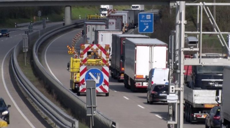 Großkontrolle an der A30 bei Gildehaus - Verkehr über Parkplatz abgeleitet - Foto: D. P.