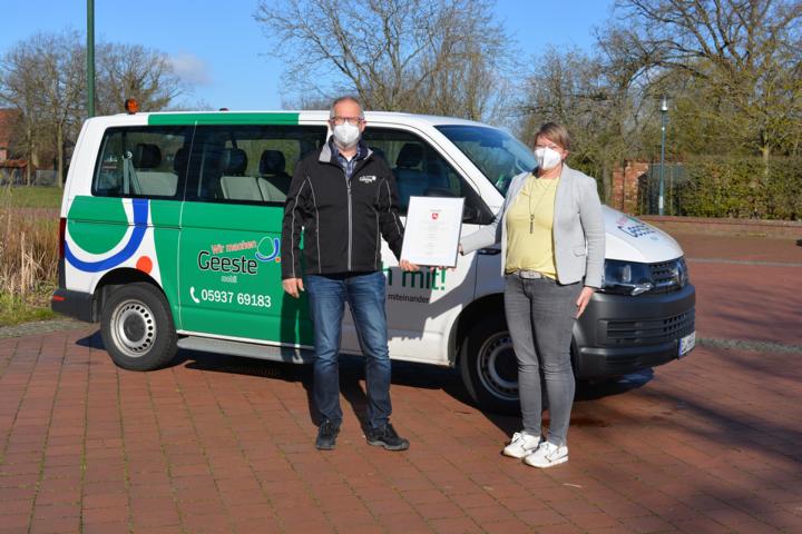 Fahrer Musekamp und Helma Jansen von der Freiwilligenagentur mit der Urkunde vor dem Geeste Mobil. Foto: Gemeinde Geeste
