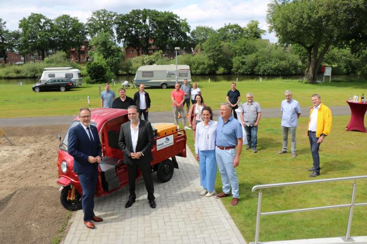 An der kleinen Eröffnungsfeierlichkeit auf dem Gelände nahmen neben Bürgermeister Helmut Knurbein (links) auch Vertreter*innen der Stadtratsfraktionen, der Stadtverwaltung und der Generalunternehmen teil. Foto: Stadt Meppen