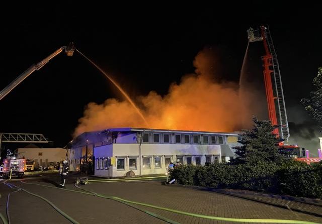 120 Einsatzkräfte löschen in Vollbrand stehende Lagerhalle - Gefahr durch Schadstoffe nur im Brandort - Foto: Hendrik Brink, Feuerwehr Nordhorn