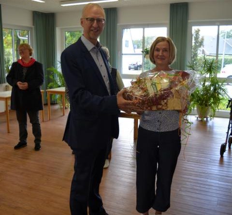 Bürgermeister Helmut Höke überreicht einen Präsentkorb zum Start des Mittagstisches in Dalum an Initiatorin Gertrud Lüken. Foto: Gemeinde Geeste