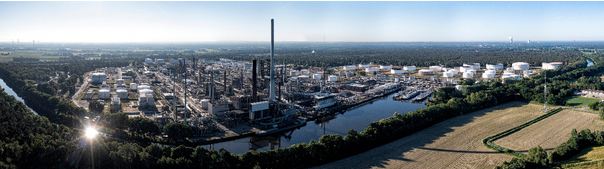 Die bp Raffinerie in Lingen aus der Panorama-Perspektive. Auf der rechten Seite im Bild: Der standorteigene Hafen mit neuer Entladestelle für gebrauchte Speiseöle. - Foto: BP