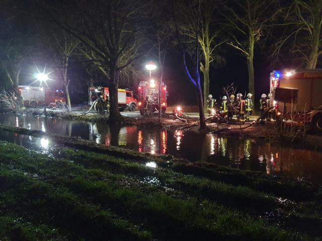 Hilkenbrook - Hofstelle drohte zu überfluten - Foto: Feuerwehr Hilkenbrook