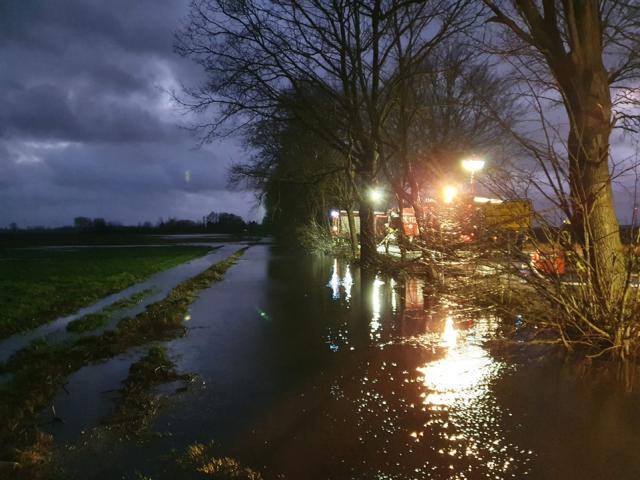 Hilkenbrook - Hofstelle drohte zu überfluten - Foto: Feuerwehr Hilkenbrook