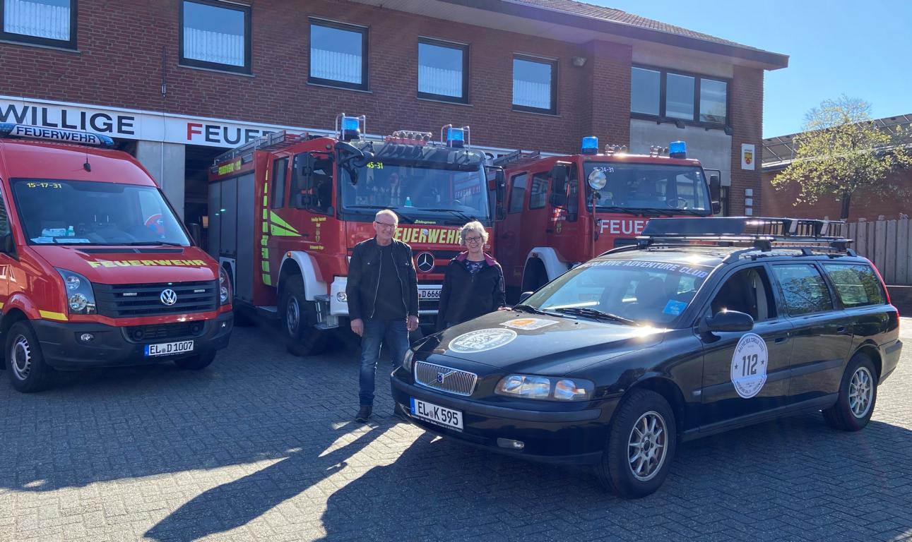 Vor dem Feuerwehrhaus in Börger stellten Anne und Helmut Kröger ihr Projekt vor. Foto: Feuerwehr Börger/ Albers