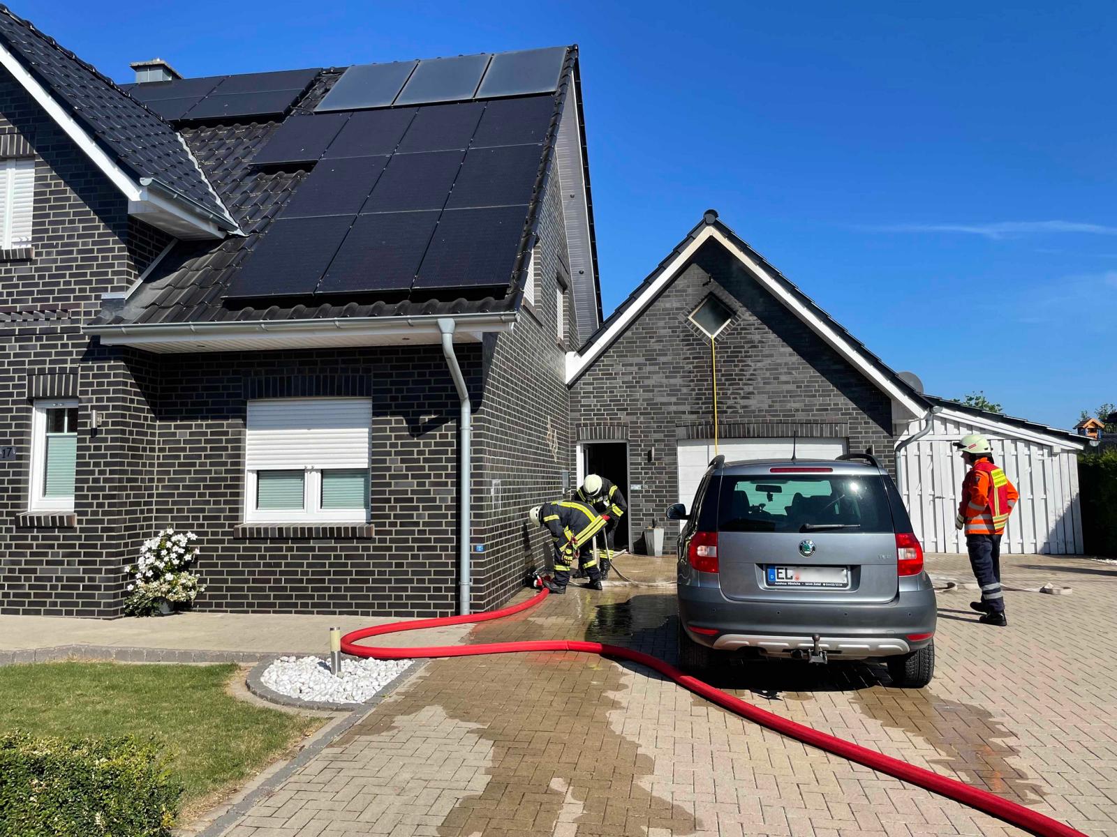 In Klein Berßen kam es am Donnerstagvormittag zu einem Heizungsbrand in einem Garagenanbau. Die Feuerwehr konnte das Ausbreiten des Feuers verhindern. Foto: SG Sögel/Feuerwehr