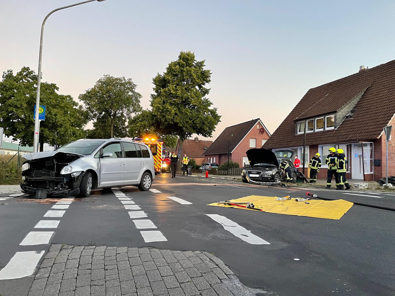 Verkehrsunfall am Donnerstagmorgen – Feuerwehr befreit Fahrer aus PKW in Papenburg - Foto: Feuerwehr Papenburg