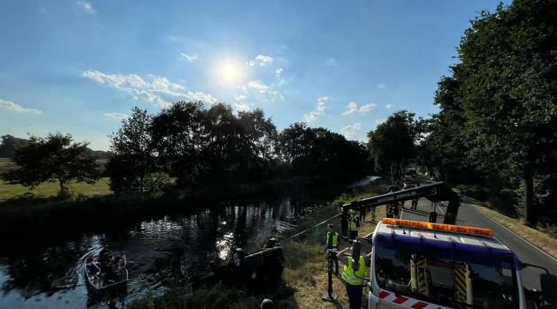 Ersthelfer rettet Pkw-Fahrerin in Neugnadenfeld das Leben - Foto: Feuerwehr Emlichheim