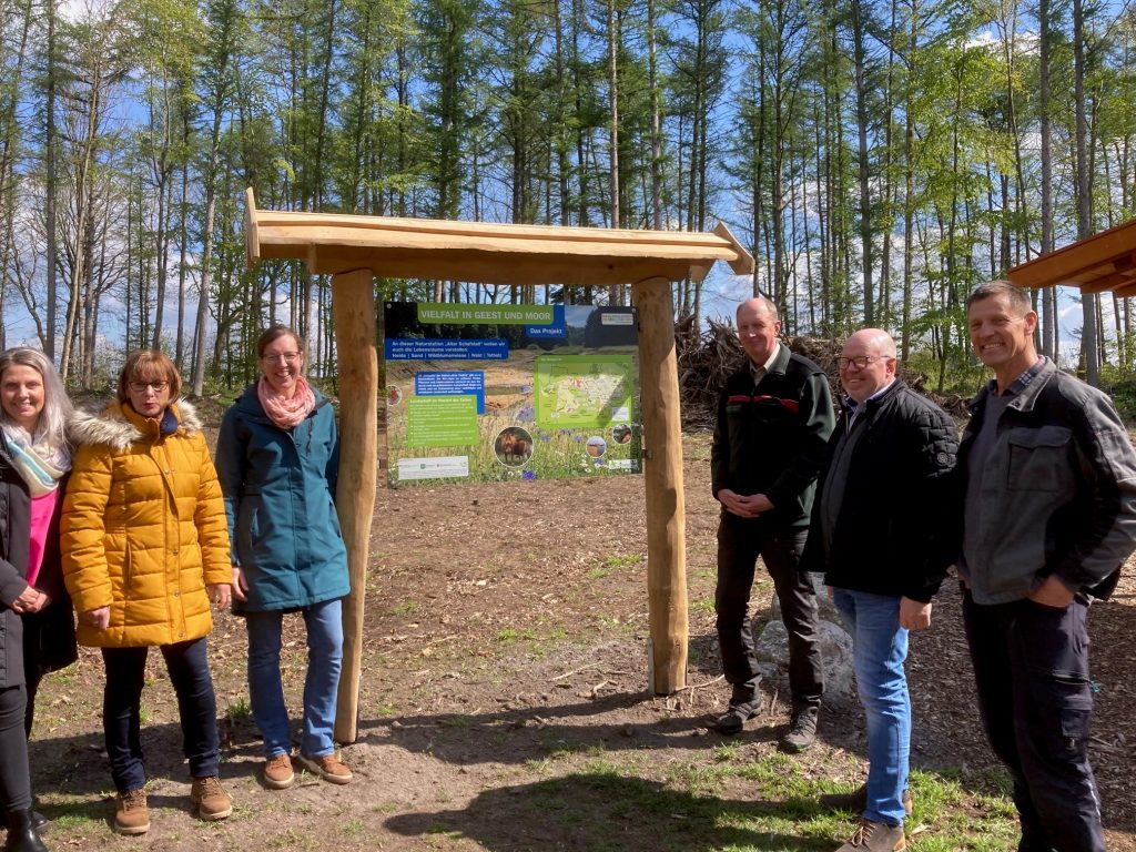 (v. l.) Daniela Rensen (Touristik Nordhümmling), Doris Corbach (Gemeinde Surwold), Kirstin Meyer (Geschäftsführerin Naturschutzstiftung Landkreis Emsland), Siegbert Schlangen (Bezirksförster Hümmling-Nord), Bürgermeister Franz Trentmann (Gemeinde Surwold) und Heinz Jansen (Bauhofleiter Gemeinde Surwold) eröffneten gemeinsam offiziell die Naturstation „Alter Schafstall“.