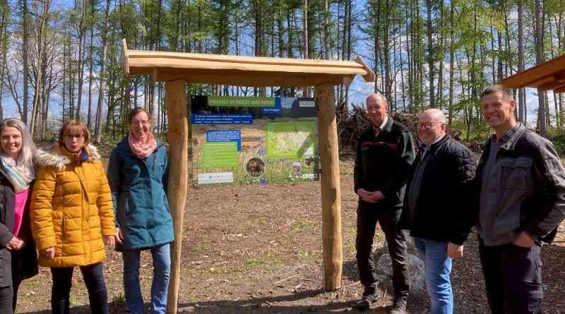 (v. l.) Daniela Rensen (Touristik Nordhümmling), Doris Corbach (Gemeinde Surwold), Kirstin Meyer (Geschäftsführerin Naturschutzstiftung Landkreis Emsland), Siegbert Schlangen (Bezirksförster Hümmling-Nord), Bürgermeister Franz Trentmann (Gemeinde Surwold) und Heinz Jansen (Bauhofleiter Gemeinde Surwold) eröffneten gemeinsam offiziell die Naturstation „Alter Schafstall“.