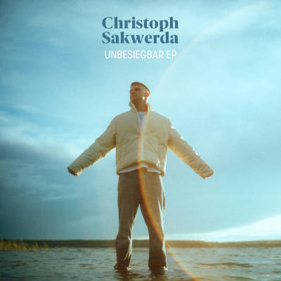Christoph Sakwerda mit „Unbesiegbar“ – die Debüt-EP mit Gänsehautpotenzial (VÖ 28.07.) –  im Februar 2024 auf „Unbesiegbar“ Tour