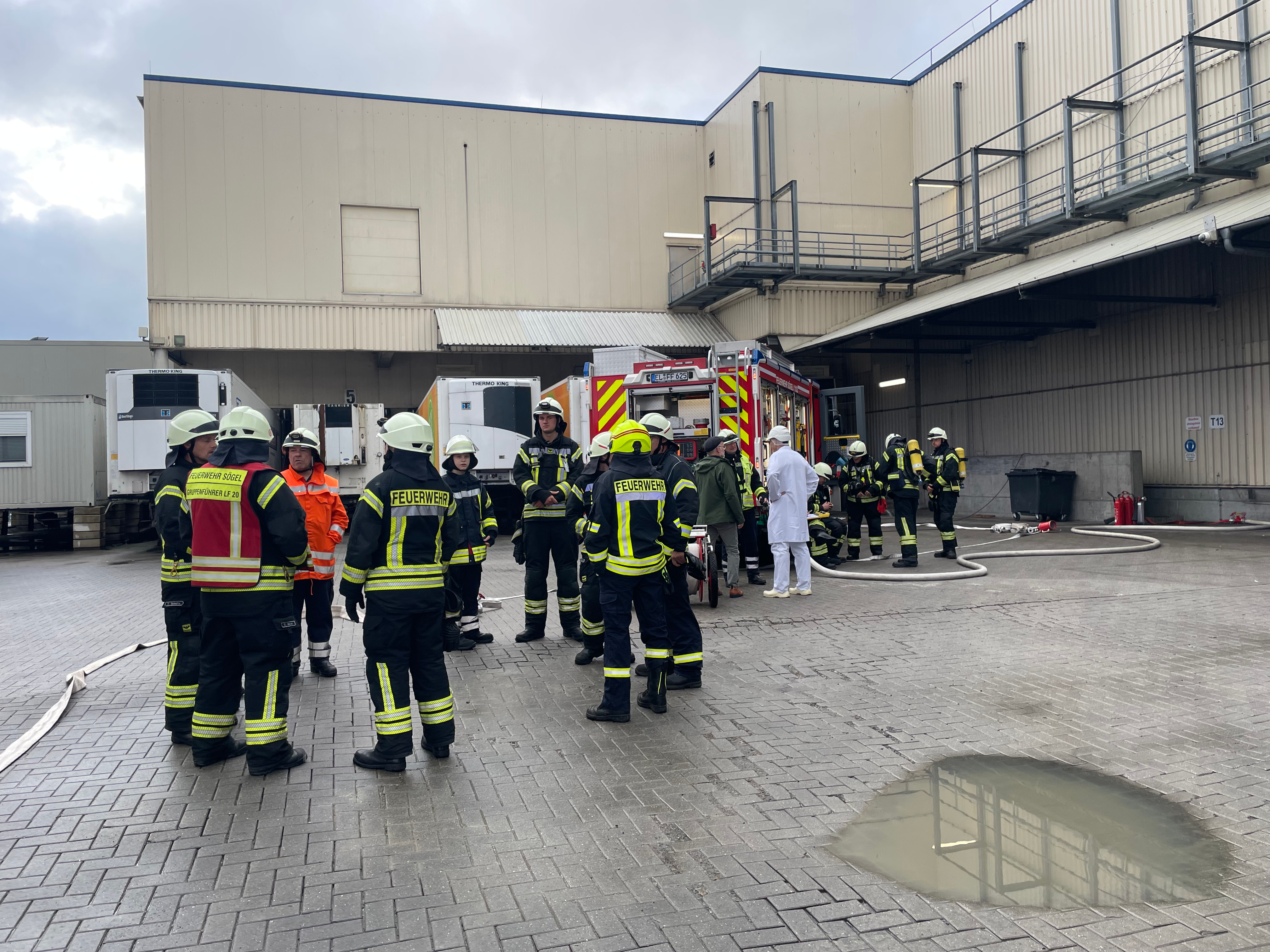500 Mitarbeiter wurden evakuiert - Schwelbrand in der Hochvoltanlage beim Schlachtbetrieb Weidemark