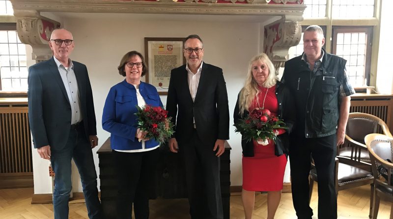 Bürgermeister Helmut Knurbein (Mitte) dankte Margret Wielage (2. v. l.) und Erika Witt (2. v. r.) für die gute Zusammenarbeit verbunden mit Glückwünschen zum Eintritt in den Ruhestand. Foto: Stadt Meppen