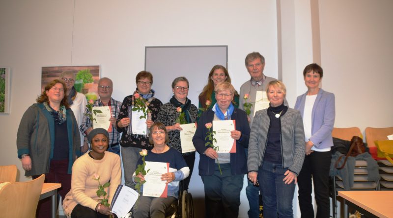 Birgit Baumann (SPN/Freiwilligenagentur), Friedhild Wargers-Gielians (SPN/Senfkorn Mehrgenerationenhaus Emlichheim) (beide ganz links), Karin Platje (Dozentin) und Heike Kampmeier (VHS) (beide ganz rechts) freuen sich mit den neuen ehrenamtlichen Seniorenbegleitern (8 von 10 Teilnehmenden alphabetisch): Fatoumata Balajo, Helmut Haneklaus, Peter Hermeling, Joanna Pierzchawka-Meinen, Rita Raaz, Iwona Stab, Friedchen Tübbergen, Johanna von Beesten. Foto:. Senfkorn