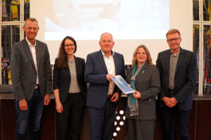 Auf dem Bild v.l.n.r.: Ralf Hilmes, Leiter der Wirtschaftsförderung des Landkreises Grafschaft Bentheim Dr. Daniela Windsheimer, Projektleiterin energielenker projects GmbH Reiner Tippkoetter, Geschäftsführer energielenker projects GmbH Sandra Cichon, Erste Kreisrätin des Landkreises Grafschaft Bentheim Stephan Griesehop, Klimaschutzmanager des Landkreises Grafschaft Bentheim