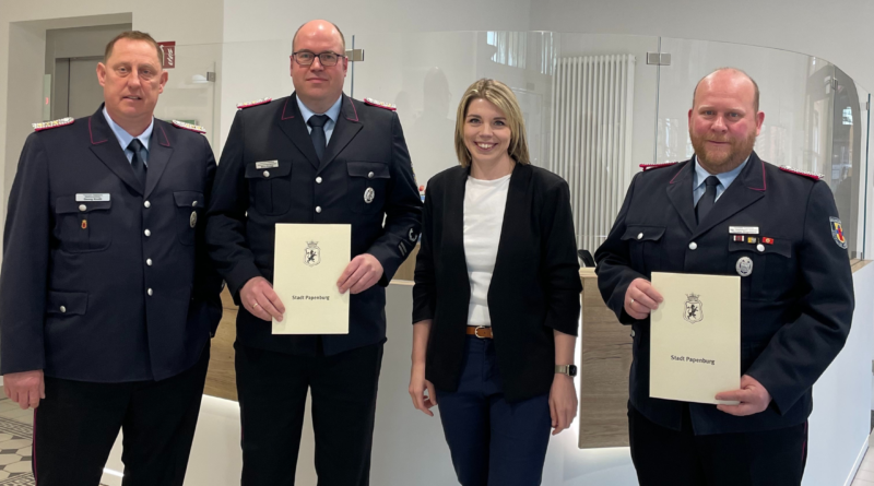 v.l.n.r.: Stadtbrandmeister Georg Kruth, Ortsbrandmeister (Aschendorf) Mirco Krange, Bürgermeisterin Vanessa Gattung und stellvertretender Ortsbrandmeister (Aschendorf) Thorsten Bögemann kamen zur Urkundenübergabe im Rathaus zusammen. Foto: Stadt Papenburg