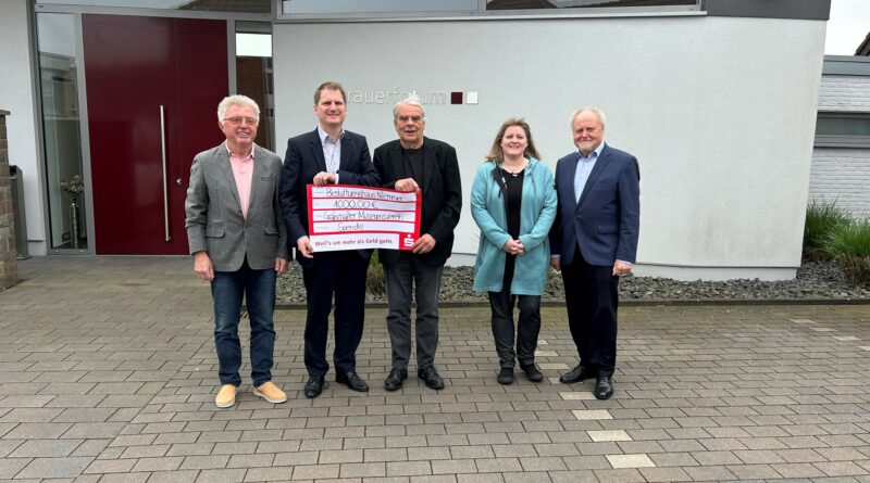 Spendenübergabe des Bestattungshauses Niemeyer an den Grafschafter Museumsverein mit (von links) Vorstandsmitglied Friedrich Brünink, Geschäftsführer Daniel Niemeyer, Vorstandsvorsitzendem Dr. Werner Rohr, Museumsleiterin Nadine Höppner und Schatzmeister Peter Ossenberg. Foto: Stadtmuseum Nordhorn