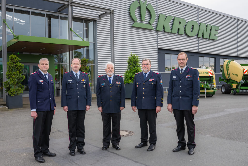 Das Bild zeigt den geschäftsführenden Vorstand des Kreisfeuerwehrverbandes Lingen e.V. mit Schriftführer Thomas Fangmeyer (1.v.l), Kassenführer Andreas Schmale (2.v.l), Vorsitzender Andreas Wentker (2.v.r.), stellvertretendem Vorsitzendem Alois Wilmes (1.v.r.) und dem Ehrenvorsitzenden Karl-Heinz Schwarz (Mitte).