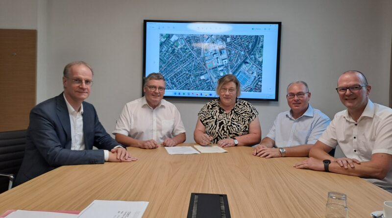 v.l.n.r.: Notar Dr. Jörg Grundmann, Bürgermeister Thomas Berling, Sabine Apeler (BImA, Nebenstelle Oldenburg), Georg Zeisberg (Abteilungsleiter im Geschäftsbereich Dienstliegenschaften der BImA Nebenstelle Oldenburg), Wirtschaftsförderer Karsten Müller. Foto: Stadt Nordhorn