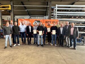 (von links) Dennis Gysbers (Fa. Schlichter), Norbert Holtermann (Bürgermeister Lathen), Leon Neue und Ausbilder Dirk Schomaker, Helmut Wilkens (Samtgemeindebürgermeister), Lars Jansen, Manuel Schubert und Ausbilder Hannes Wefers (ArL), Karsten Stolte, Oliver Hackling und Ausbilder Michael Rehnen, Heiner Bojer (Bürgermeister Renkenberge), Hermann Albers (Bürgermeister Niederlangen), Gerd Führs (Bürgermeister Fresenburg). Foto: SG Lathen