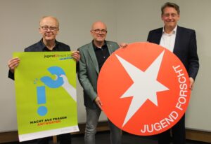 Das aktuelle Motto fordert im 60sten Jahr von „Jugend forscht“ auf, kreativ zu werden und originelle Antworten auf ungelöste Fragen zu finden. Landrat Marc-André Burgdorf (r.), Erster Kreisrat Martin Gerenkamp (l.) und Regionalwettbewerbsleiter Siegfried Wigger stellen das neue Plakatmotiv vor. (Foto: Landkreis Emsland)