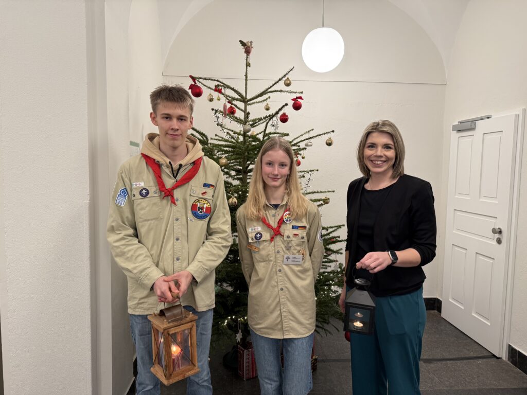 V.l.n.r.: Simon Röttgers und Tabea Connemann übergaben Bürgermeisterin. Foto: Stadt Papenburg