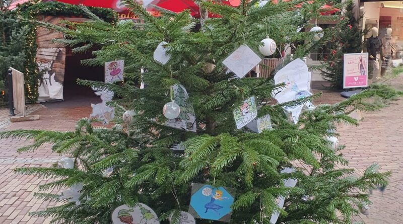 Gemeinsam geschmückt – Baumschmückaktion bringt weihnachtlichen Glanz in die Nordhorner Innenstadt