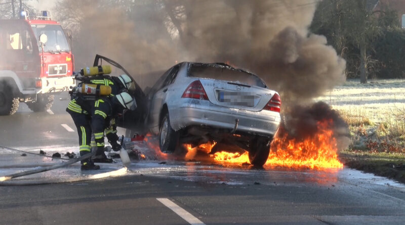 Verletzter Ersthelfer bei Fahrzeugbrand in Osterbrock