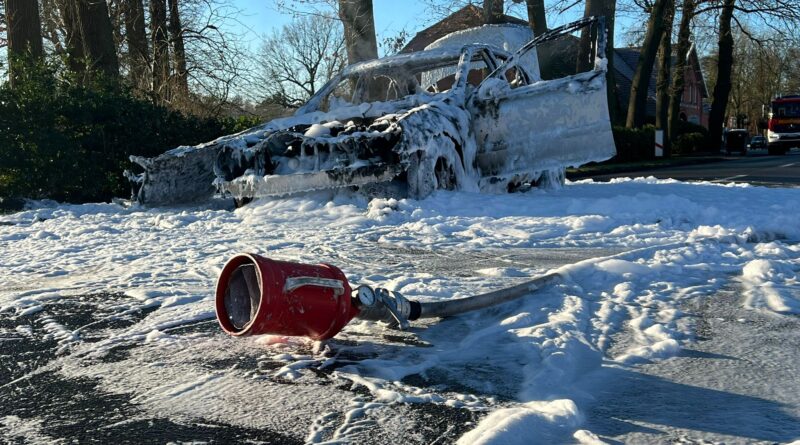 Verletzter Ersthelfer bei Fahrzeugbrand in Osterbrock - Übersicht4