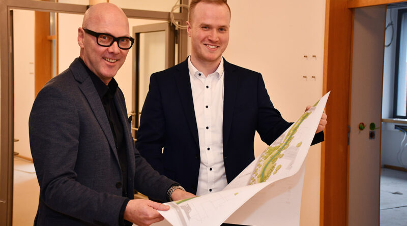 Bürgermeister Neidhard Varnhorn freut sich, mit Marcel Möller (rechts) einen ebenso kompetenten wie heimatverbundenen Fachmann als neuen Leiter des Bau-Fachbereiches vorstellen zu können. Foto: Stadt Cloppenburg/Westerkamp