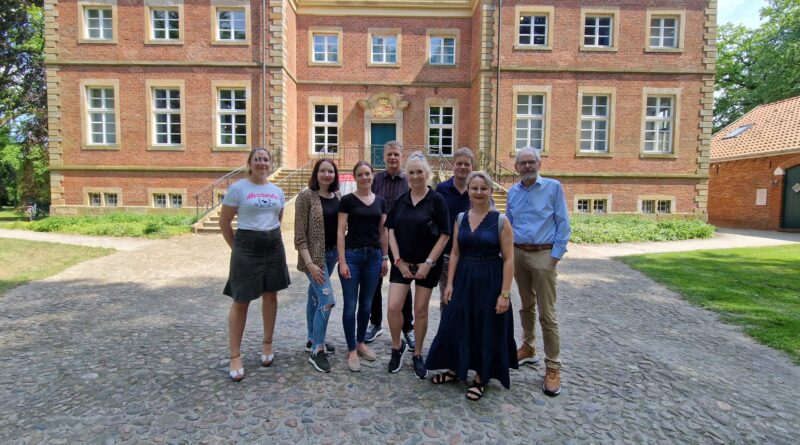 Orga-Team - von links nach rechts: Rika Lehnerl (Gut Altenkamp), Melanie Börger (Melboe Photography), Vanessa Heyers (Brautstübchen Aschendorf), Marco Malorny (Gut Altenkamp), Rita Kötter (Kötter Kosmetik), Karl-Heinz Sürken (Optik Sürken), Anastasia Schneider (Optik Sürken), Gerhard Heidelberg (Herrenausstatter Wilkens)