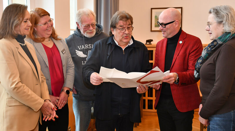 Der Behinderten-Beirat überreichte Bürgermeister Neidhard Varnhorn (2.v.r.) und Sachgebietsleiterin Sabine Moorbrink (2.v.l) die Auswertung der Fragebogen-Aktion. Vorsitzender Franz-Josef Norrenbrock (Mitte) erläuterte die Ergebnisse. Foto: Stadt Cloppenburg/Westerkamp