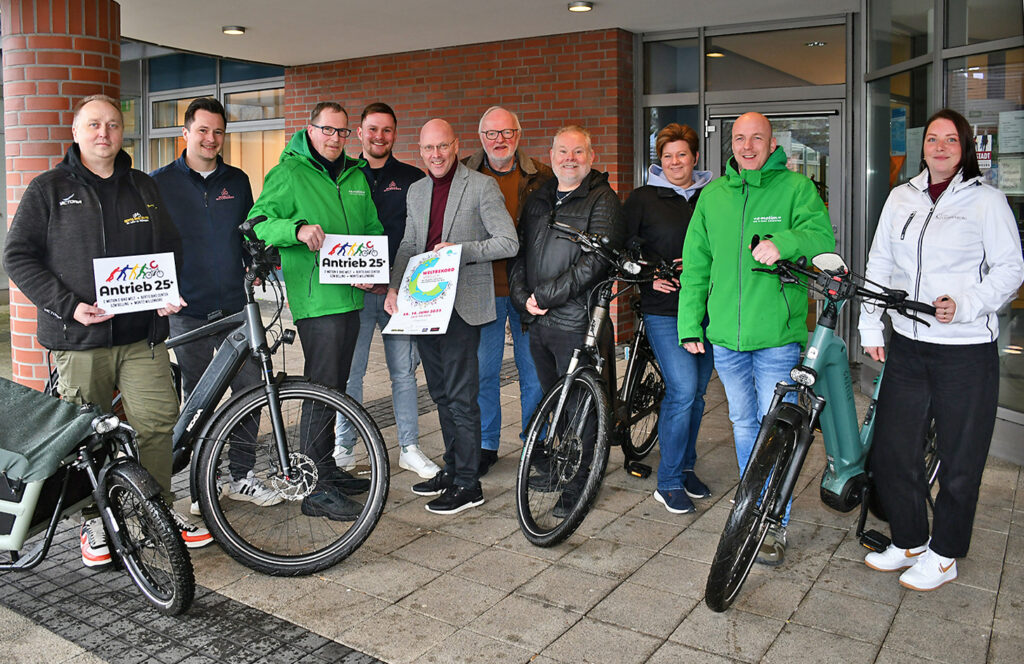 Mit vereinten Kräften und mindestens 1503 Radelnden am Start wollen die Organisatoren der CM Marketing, der Stadt und der Fahrradhändler-Gemeinschaft „Antrieb25+“ diesmal den Weltrekord nach Cloppenburg holen (v.l.): Matthias Pleyter, Moritz Willenborg, Carl van der Felge, Marius Willenborg, Bürgermeister Neidhard Varnhorn, Hubert Kulgemeyer, Frank Belling, Julia Schneider, Sebastian Brake und Daria Czyganowski. Foto: Stadt Cloppenburg/Westerkamp