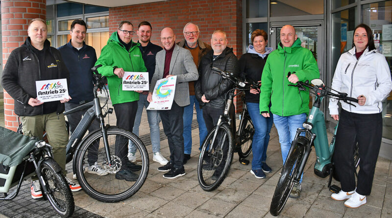 Mit vereinten Kräften und mindestens 1503 Radelnden am Start wollen die Organisatoren der CM Marketing, der Stadt und der Fahrradhändler-Gemeinschaft „Antrieb25+“ diesmal den Weltrekord nach Cloppenburg holen (v.l.): Matthias Pleyter, Moritz Willenborg, Carl van der Felge, Marius Willenborg, Bürgermeister Neidhard Varnhorn, Hubert Kulgemeyer, Frank Belling, Julia Schneider, Sebastian Brake und Daria Czyganowski. Foto: Stadt Cloppenburg/Westerkamp